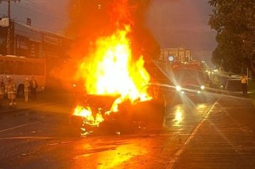 Carro pegou fogo após bater em viaturas; motorista estava embriagado -  (crédito: Divulgação/PMDF)