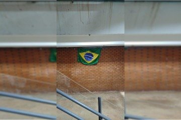 Em outro corredor, uma bandeira do Brasil foi encontrada