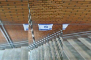 Em uma das escadas da instituição, o grupo deixou uma bandeira de Israel