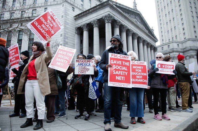 A aprovação do projeto de lei, que visa cortes em áreas essenciais para a população, foi marcada por protestos em Nova York - (crédito: AFP) A aprovação do projeto de lei, que visa cortes em áreas essenciais para a população, foi marcada por protestos em Nova York - (crédito: AFP)