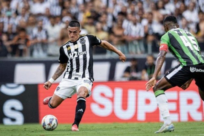 CUELLO - Foi responsável pela chance mais perigosa do Atlético no primeiro tempo, mas errou o cabeceio. Porém, teve uma atuação apagada também. NOTA: 5,5 - Foto: Pedro Souza / Atlético