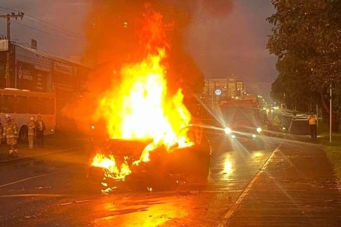 Motorista bêbado bate em viaturas da PM estacionadas e carro pega fogo