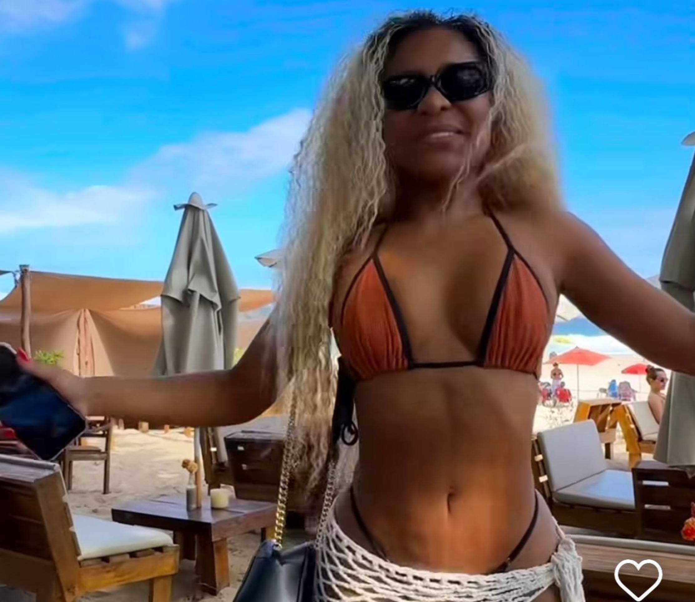 Cariúcha curte dia de praia e exibe barriga chapada no Rio