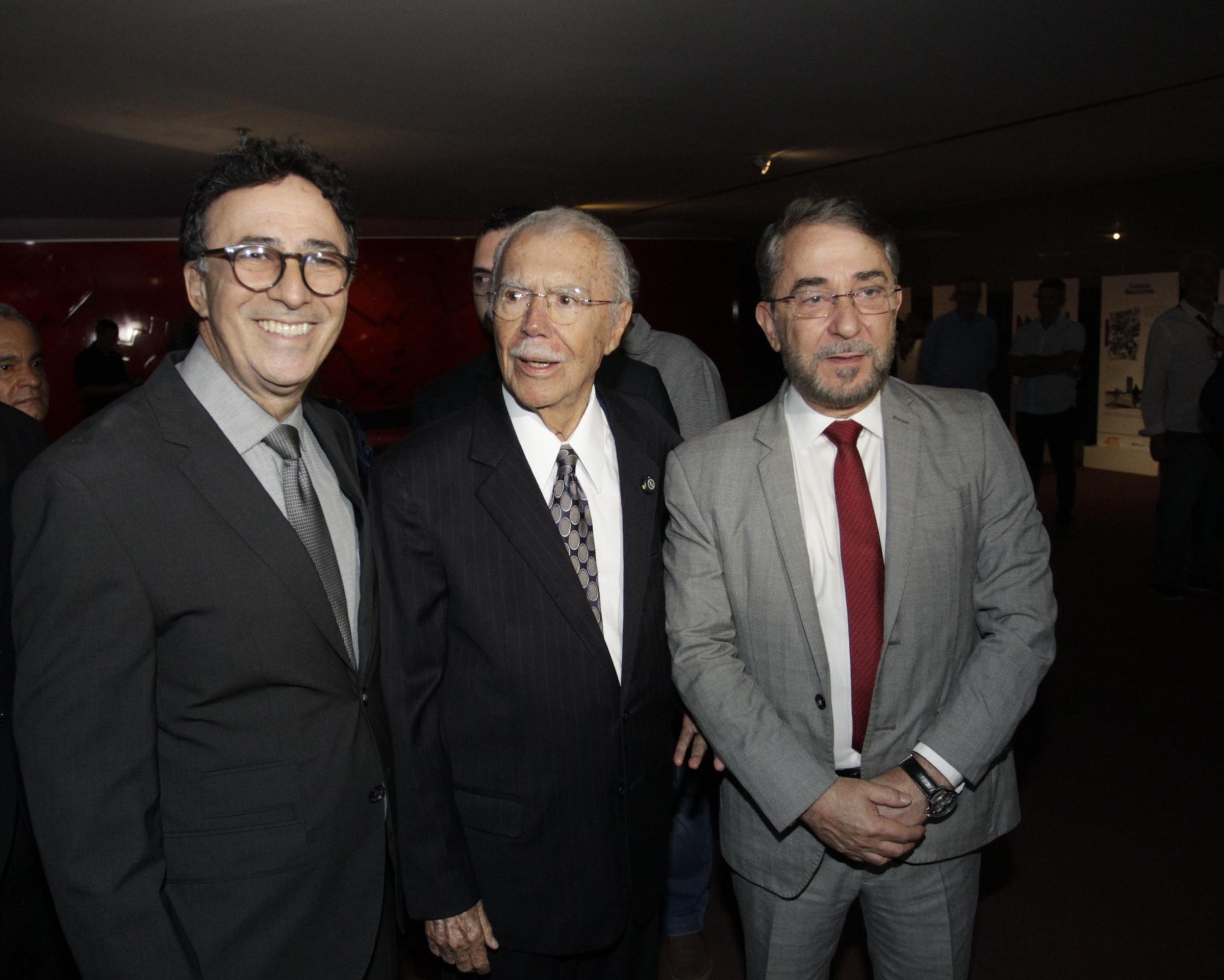 Guilherme Machado (D), presidente do Correio, ao lado de Sarney