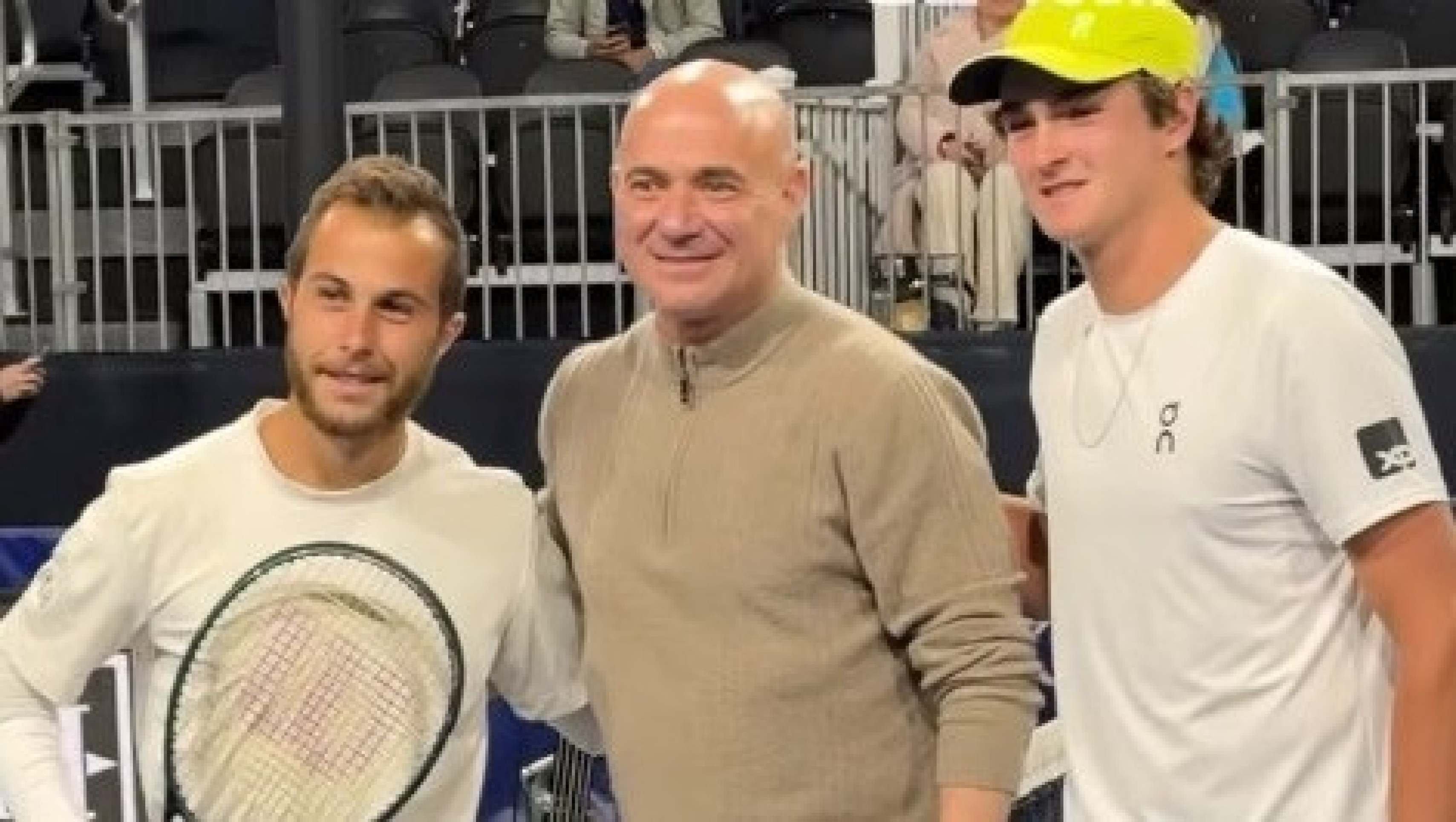 João Fonseca elimina Gaston diante de Andre Agassi e vai às semifinais