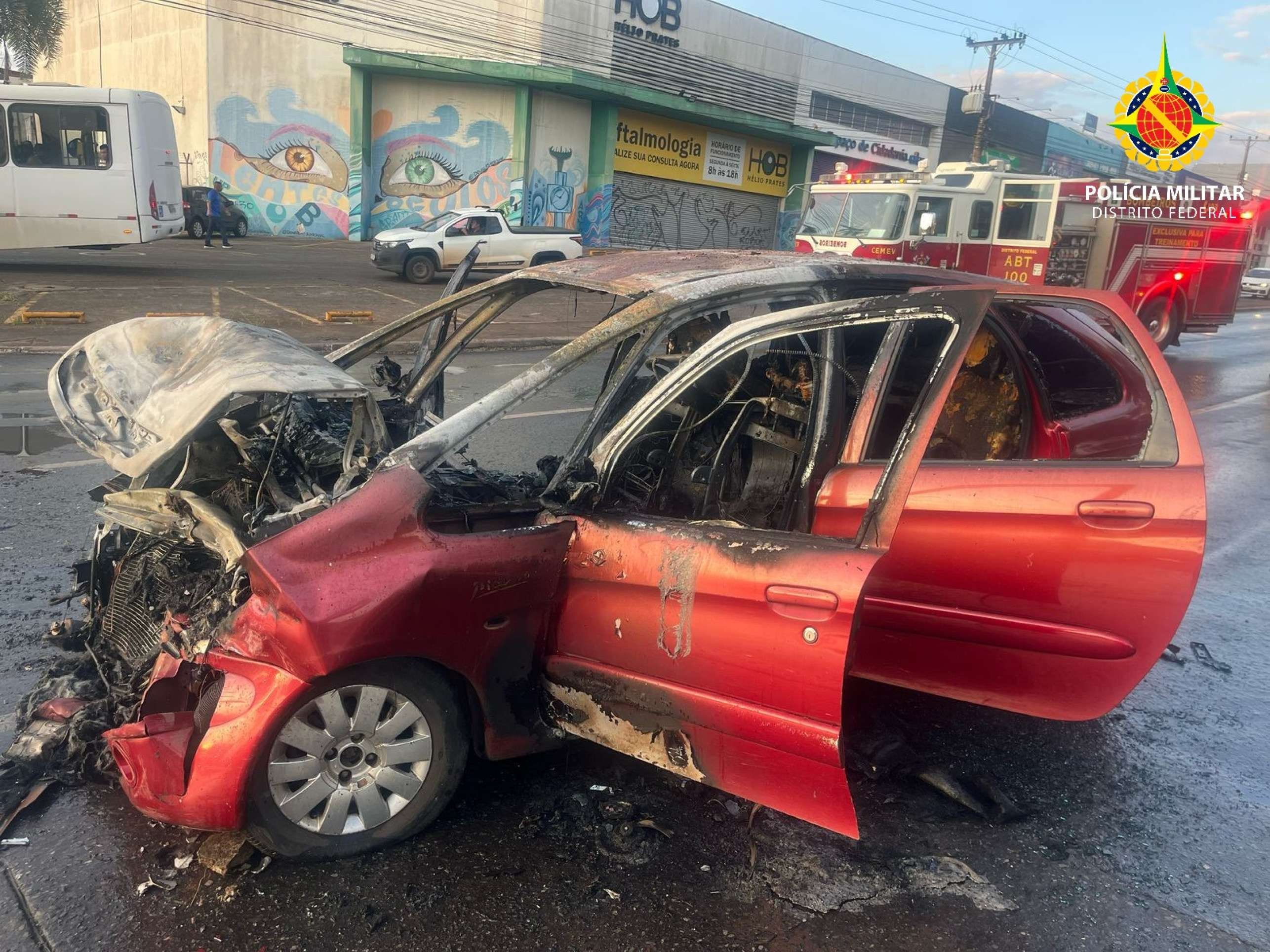 Carro pegou fogo após bater em viaturas; motorista estava embriagado