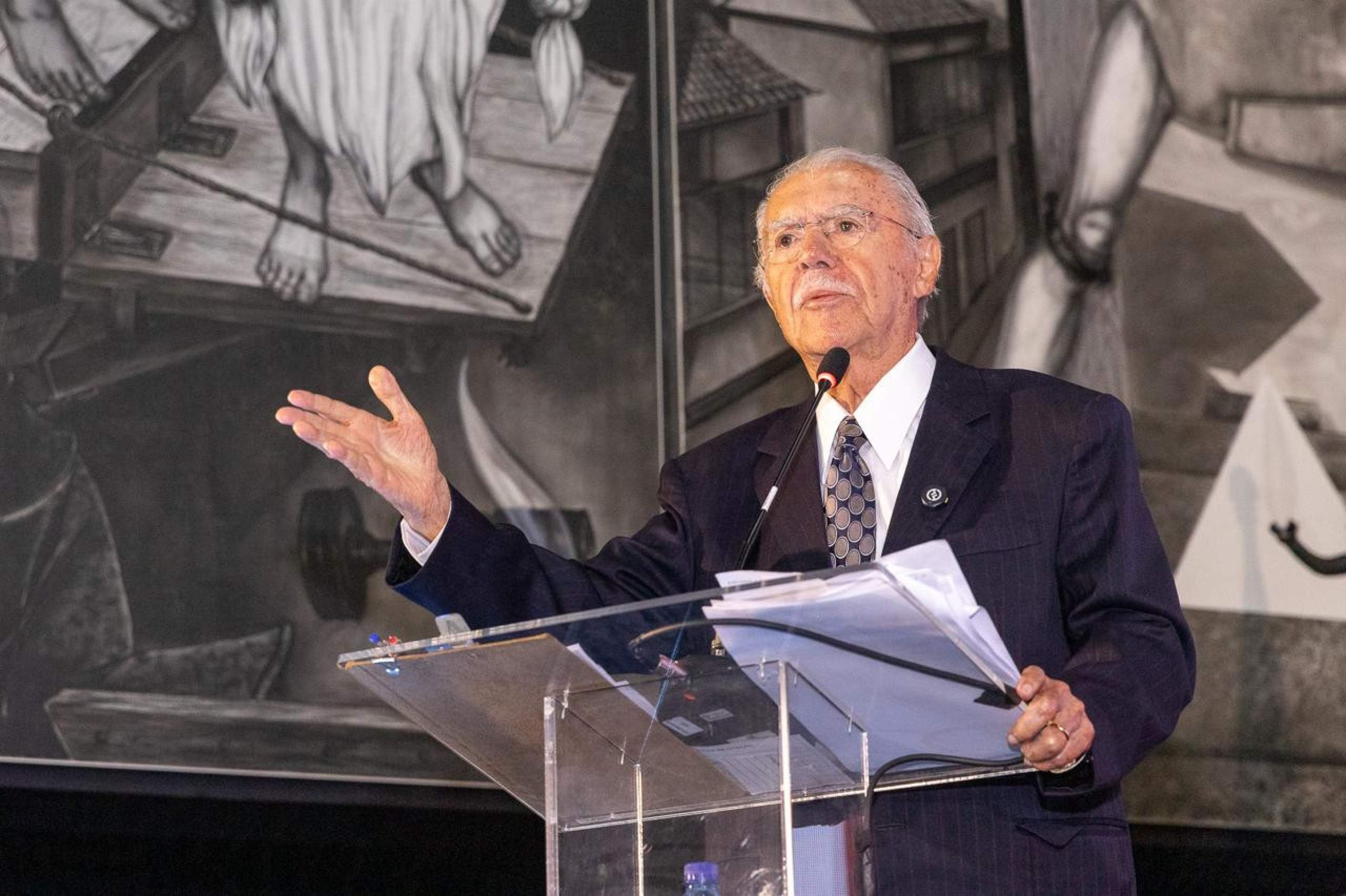 Ex-presidente José Sarney é homenageado em evento que discute e celebra os 40 anos da redemocratização brasileira