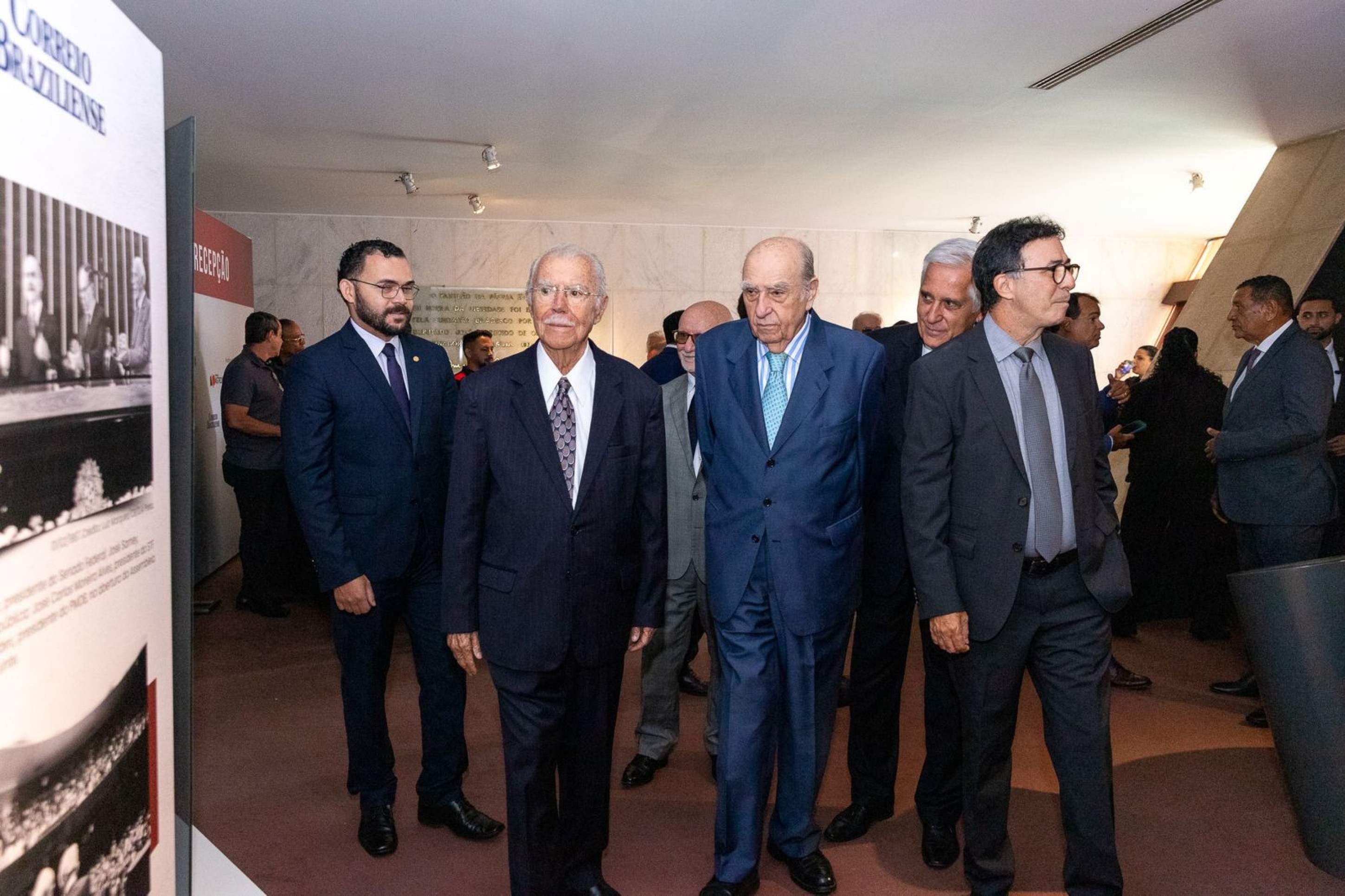 O ex-presidente do Brasil Jose? Sarney, o ex-presidente do Uruguai Julio Maria Sanguinetti, o presidente nacional do Cidadania Comte Bittencourt e o diretor-geral da Fundac?a?o Astrojildo Pereira Marcelo Aguiar - Democracia 40 anos: Conquistas, Dívidas e Desafios