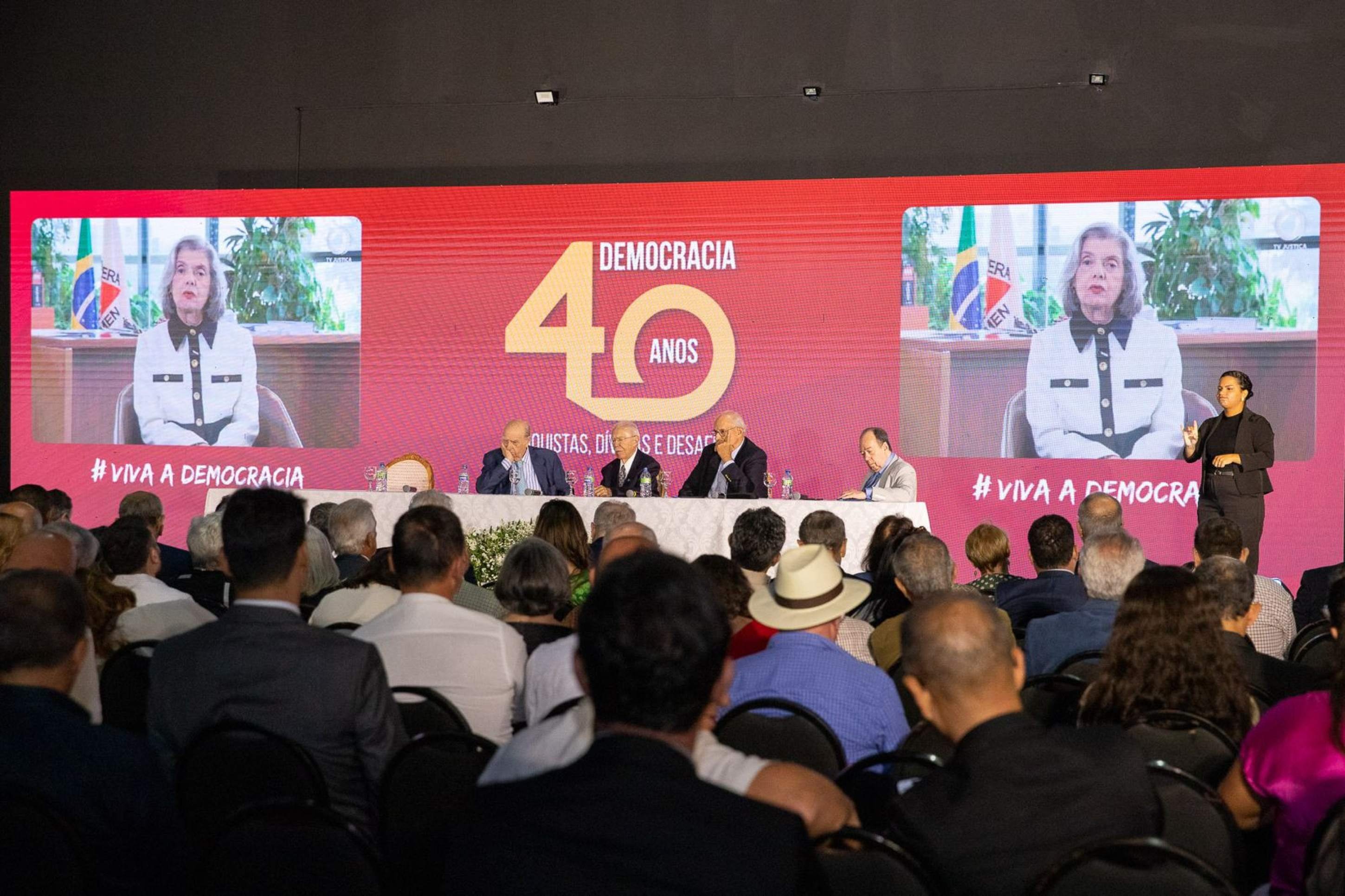 Cármen Lúcia enfatiza que, apesar da democracia viver há 40 anos, ela não vive plena para as mulheres