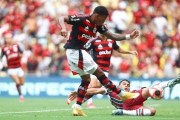 Plata tenta a finalização durangte o tensdo Fla-Flu. Mengo bicampeão carioca -  (crédito: Fotos: Gilvan de Souza/Flamengo)