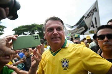 Bolsonaro chega a ato a favor da anistia em Copacabana -  (crédito: Mauro PIMENTEL / AFP)