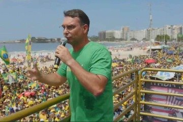 Flávio Bolsonaro fala para apoiadores em Copacabana que "vamos derrotar o alexandrismo" -  (crédito: Reprodução Youtube Silas Malafaia Oficial)