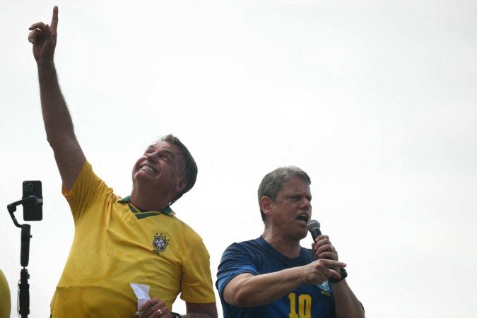 Bolsonaro e Tarcisio no ato pela anistia dos presos e condenados pelo 8 de janeiro em Copacabana, no RJ - (crédito: Pablo PORCIUNCULA / AFP) Bolsonaro e Tarcisio no ato pela anistia dos presos e condenados pelo 8 de janeiro em Copacabana, no RJ - (crédito: Pablo PORCIUNCULA / AFP)