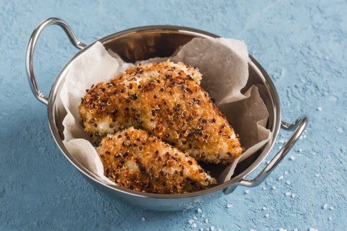 Frango crocante com crosta de quinoa (Imagem: Kiian Oksana | Shutterstock) - (crédito: EdiCase) Frango crocante com crosta de quinoa (Imagem: Kiian Oksana | Shutterstock) - (crédito: EdiCase)