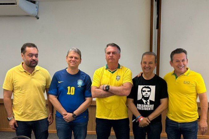 Jair Bolsonaro com os governadores Cláudio Castro (RJ), Tarcísio de Freitas (SP), Mauro Mendes (MT) e Jorginho Melo (SC)