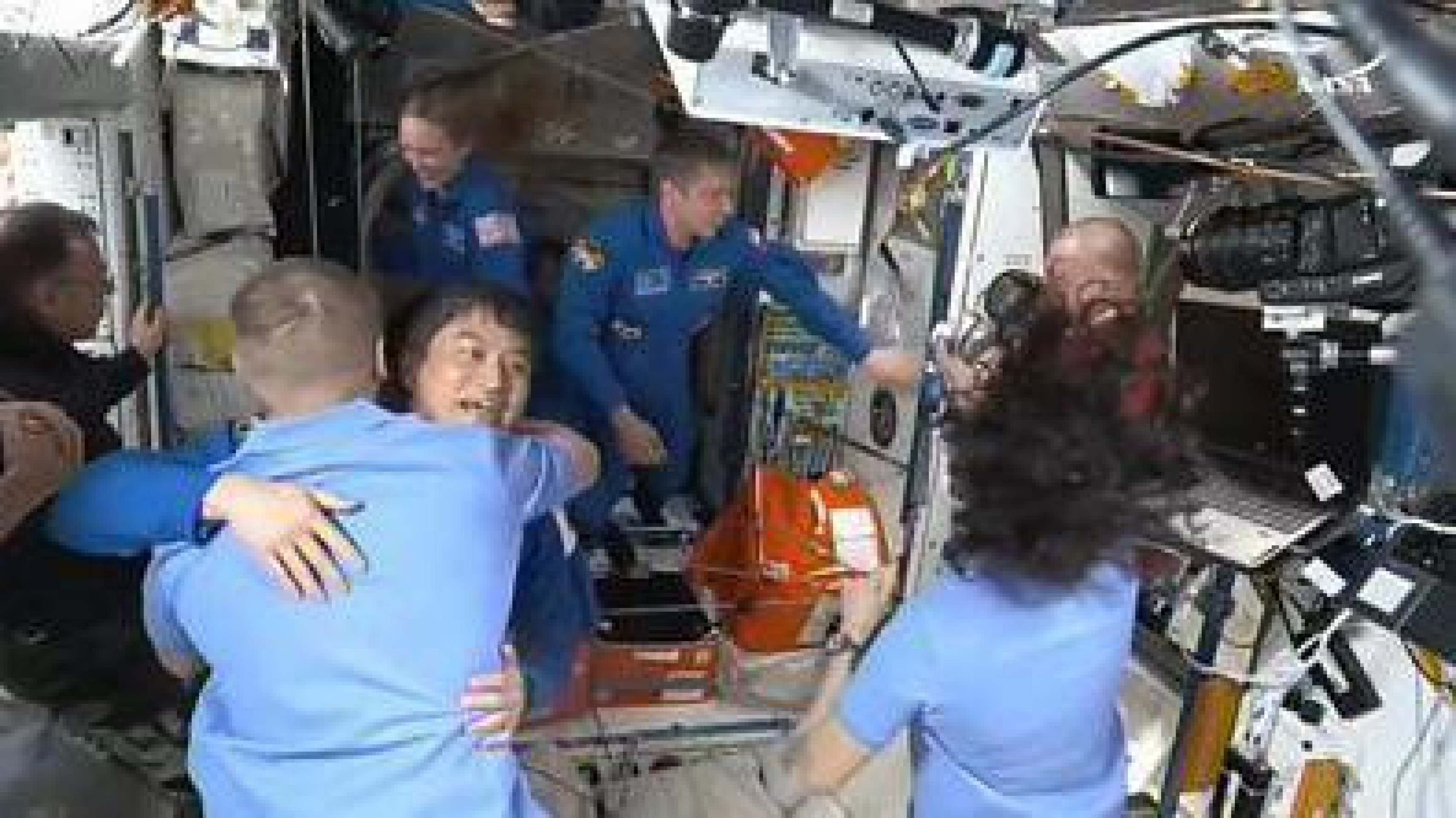 O alívio e alegria de astronautas 'presos' no espaço há 9 meses com chegada do resgate