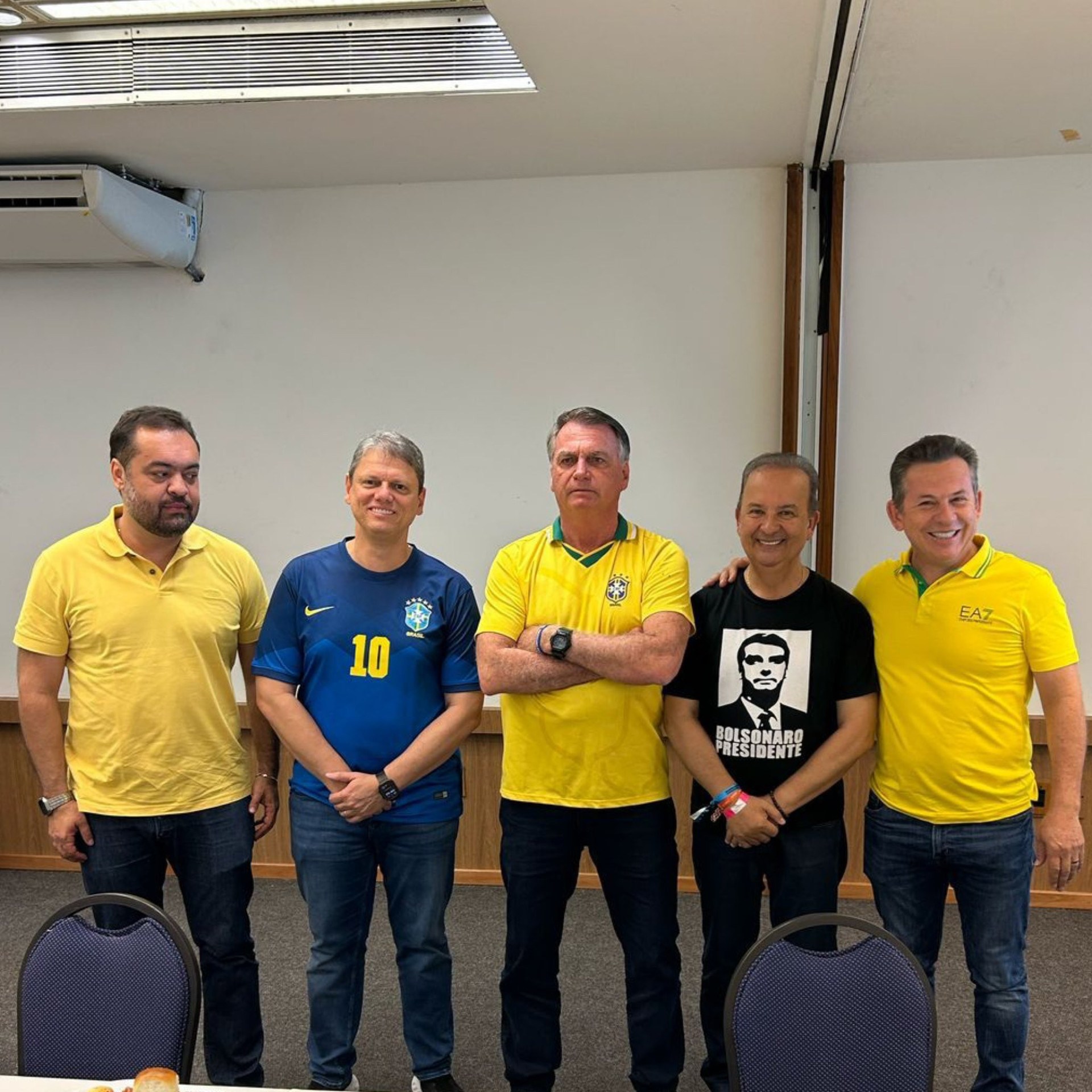 Jair Bolsonaro com os governadores Cláudio Castro (RJ), Tarcísio de Freitas (SP), Mauro Mendes (MT) e Jorginho Melo (SC)