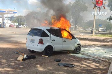 Mercedes-Benz é tomada por fogo nesta segunda (17/3), no Gama -  (crédito: CBMDF/Divulgação)