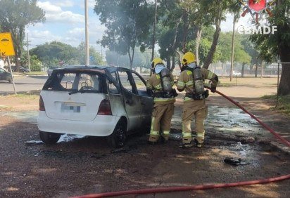 Mercedes-Benz é tomada por fogo nesta segunda (17/3), no Gama