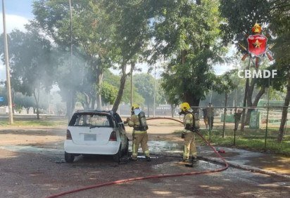 Mercedes-Benz é tomada por fogo nesta segunda (17/3), no Gama