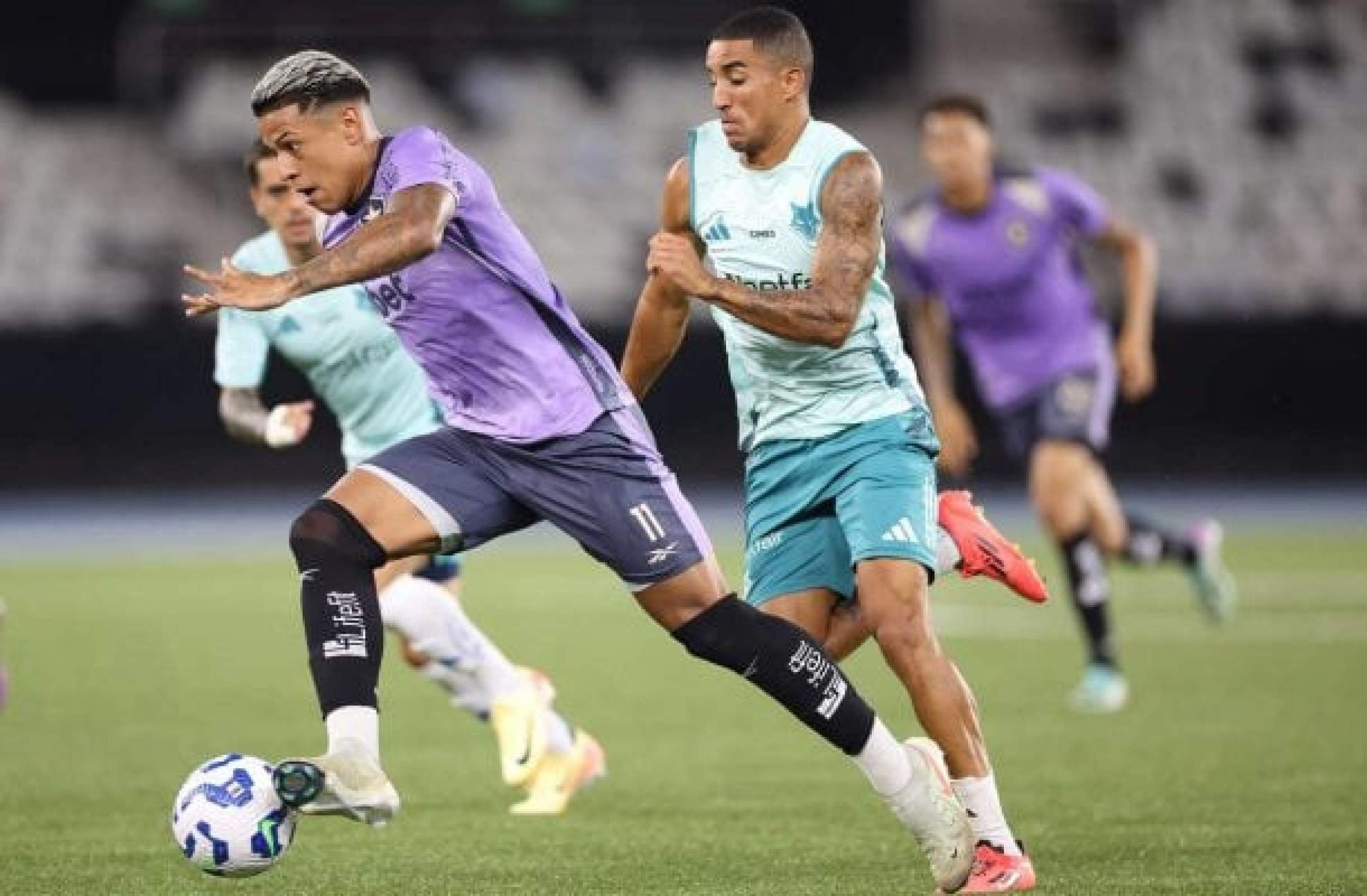 Renato Paiva adota novas variações táticas em jogo-treino do Botafogo