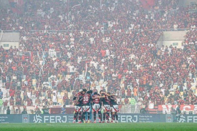 Jogadores do Flamengo sob a saudação da torcida rubro-negra no Maracanã -  (crédito: Foto: Gilvan de Souza/Flamengo)