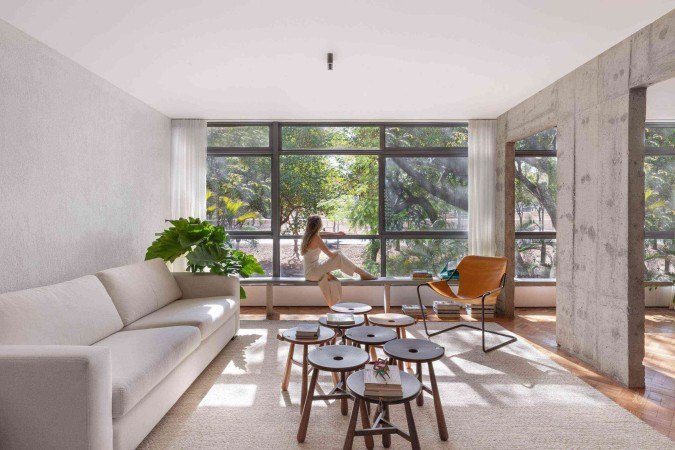 Apartamento AG, concreto aparente unido ao metal das janelas 