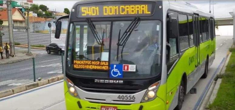 Um motorista de ônibus da linha 5401 (São Luiz/Dom Cabral) alega ter sido vítima de injúria racial durante a noite de ontem (16/3) -  (crédito: Lucas Alves/Wikibus)