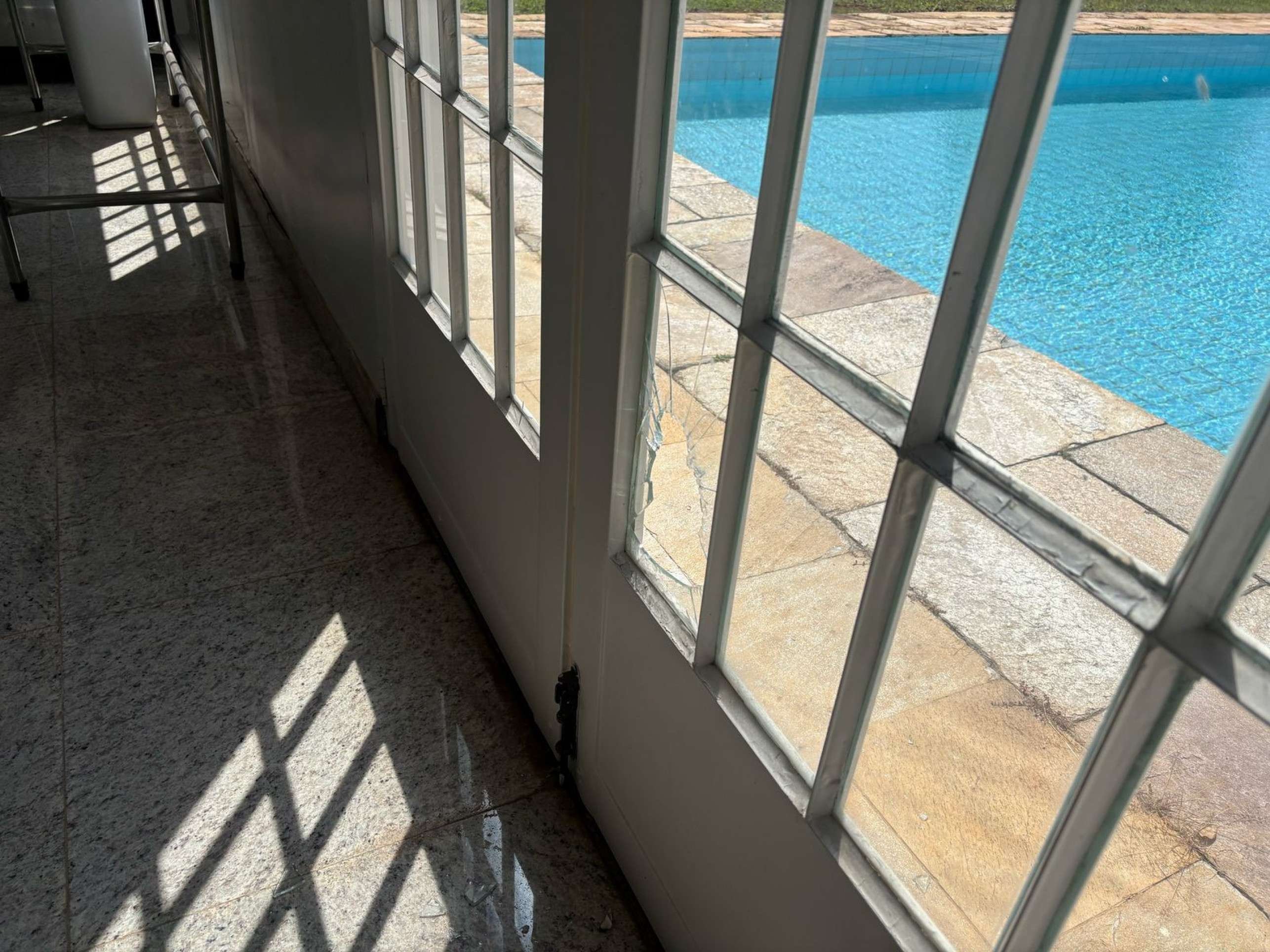 Vidro de uma das residências quebradas para o furto