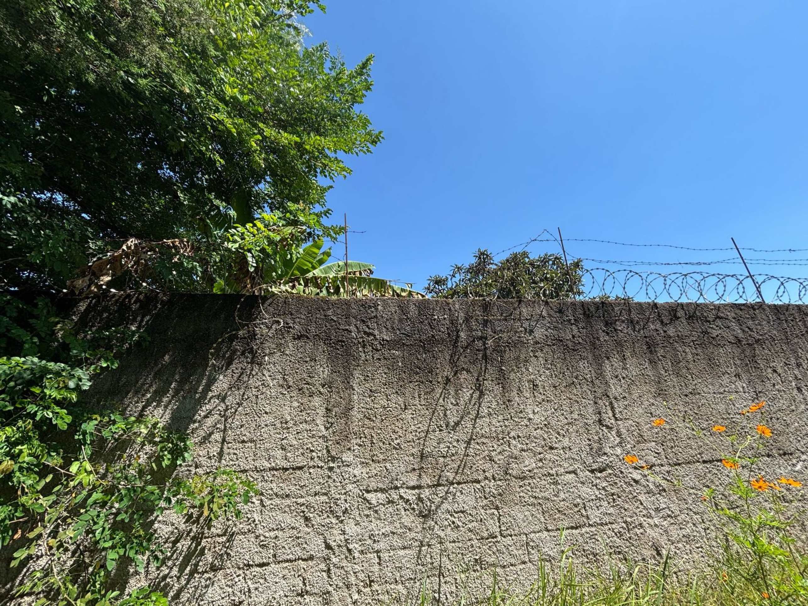 Cerca rompida pelo suspeito