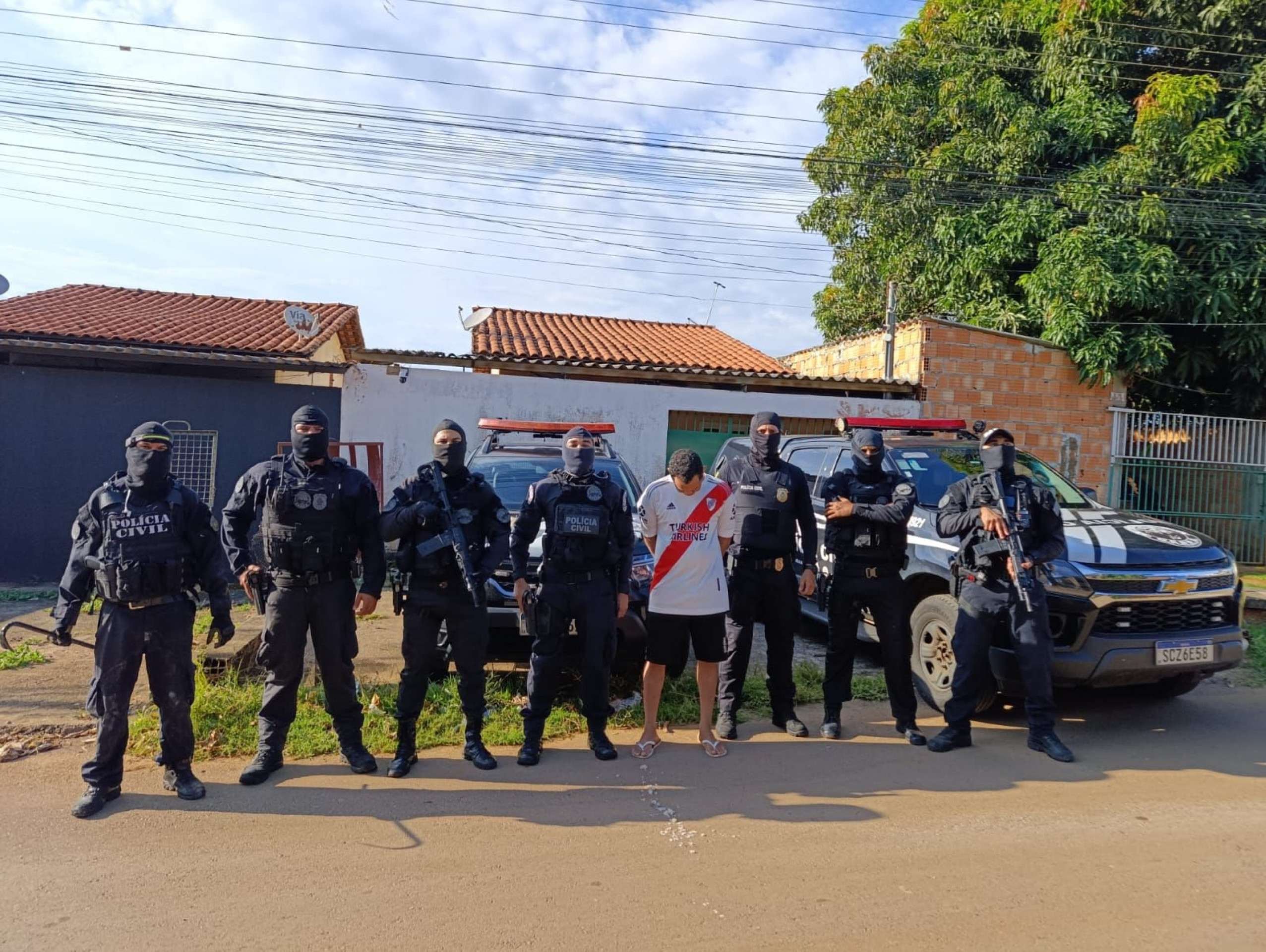 Equipe da PCGO com o suspeito de furtar condomínios de luxo 