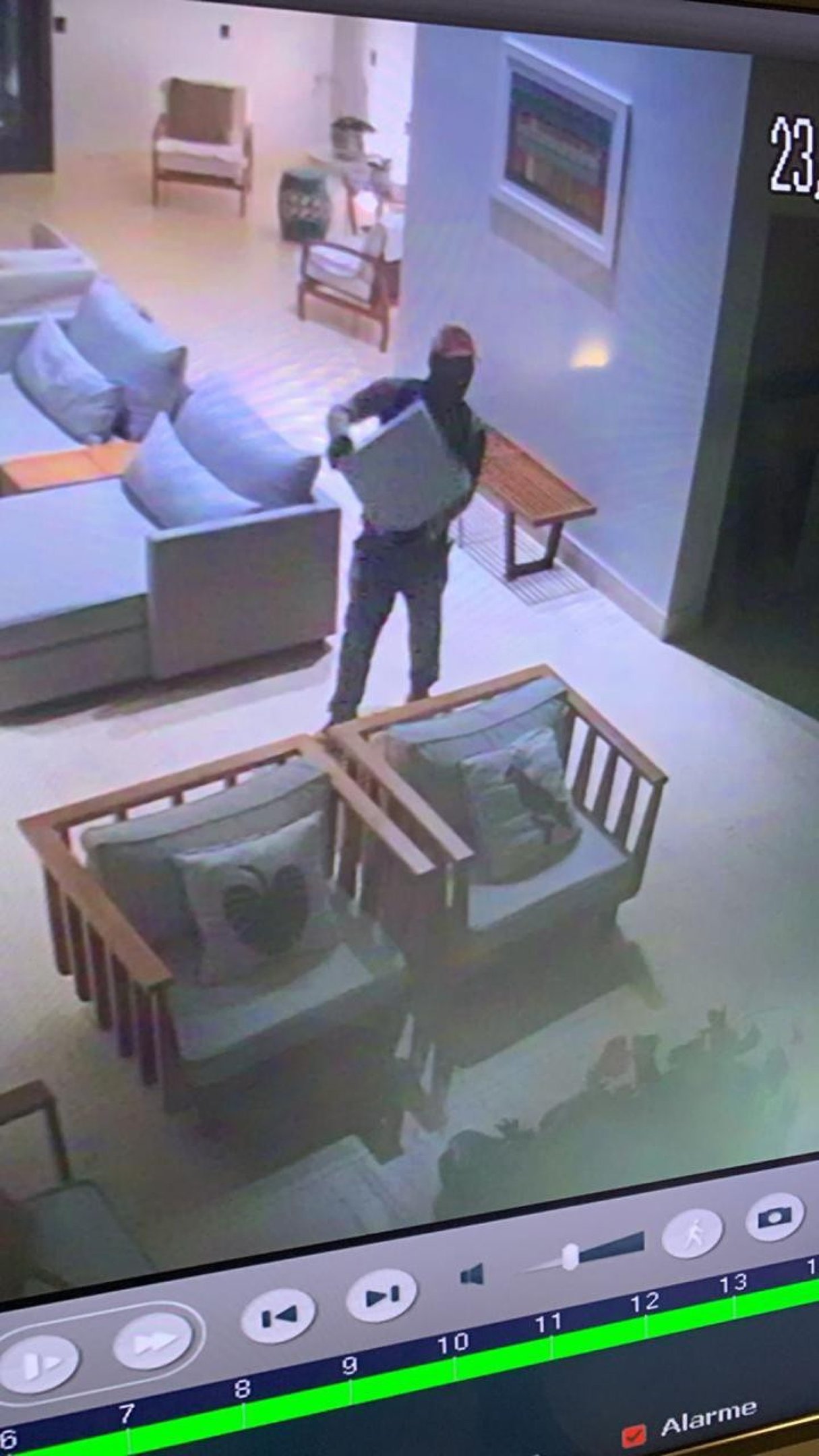 Registro das câmeras de segurança de uma das residências roubadas