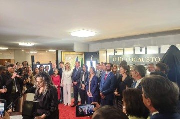 Bolsonaro participa de inauguração de exposição sobre o Holocausto no Congresso