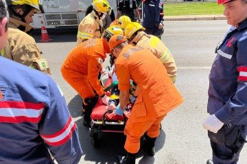 Bombeiros atendem ocorrência de idosa atropelada no Setor de Indústrias Gráficas -  (crédito:  Caio Ramos CB/DA Press)