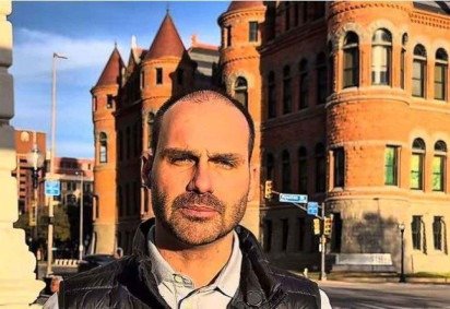 Eduardo Bolsonaro anuncia que pediu licença do mandato para ficar nos EUA e tentar sanção a Alexandre de Moraes e anistia a Jair Bolsonaro -  (crédito: BBC Geral)