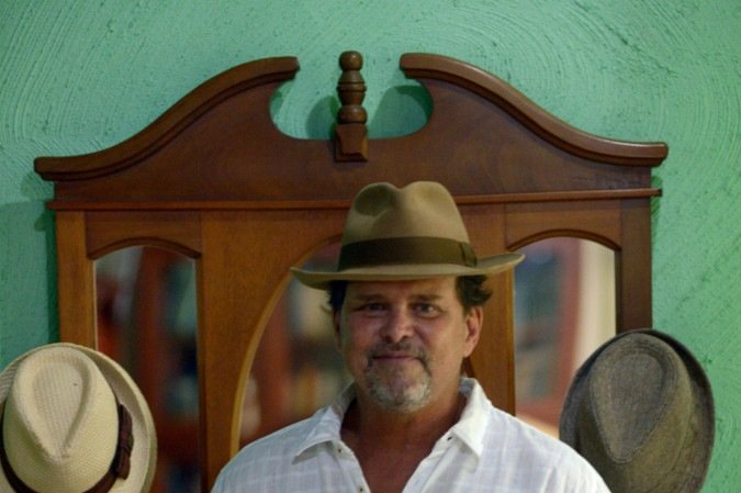 Após vencer o câncer, Marcelo deseja aproveitar cada momento da vida. Voltou a apreciar seu LPs e pegou gosto por cuidar do jardim e cozinhar