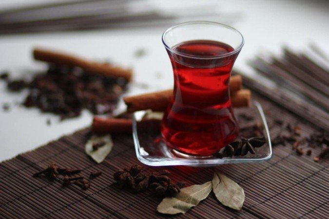 Chá de louro com canela e anis-estrelado (Imagem: Tatiana Foxy | Shutterstock) - (crédito: EdiCase) Chá de louro com canela e anis-estrelado (Imagem: Tatiana Foxy | Shutterstock) - (crédito: EdiCase)