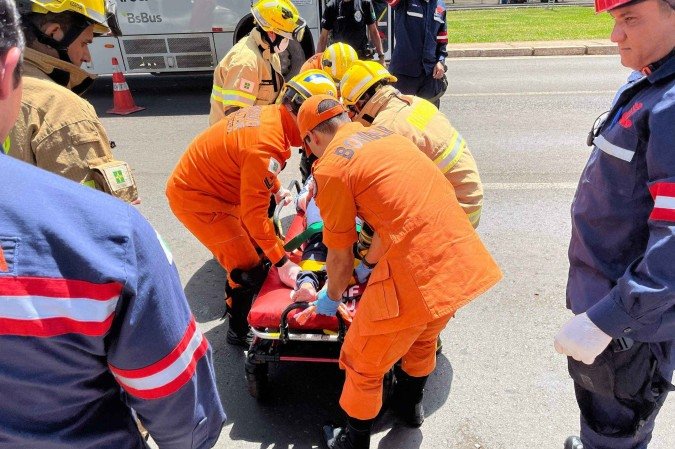 Bombeiros atendem ocorrência de idosa atropelada no Setor de Indústrias Gráficas - (crédito: Caio Ramos CB/DA Press) Bombeiros atendem ocorrência de idosa atropelada no Setor de Indústrias Gráficas - (crédito: Caio Ramos CB/DA Press)