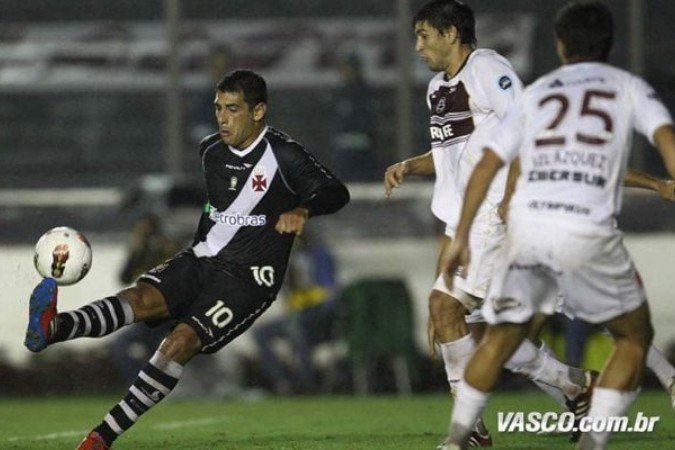 Diego Souza marca um dos gols mais bonitos do Vasco no Século - (crédito: Foto: Marcelo Sadio/vasco.com.br) Diego Souza marca um dos gols mais bonitos do Vasco no Século - (crédito: Foto: Marcelo Sadio/vasco.com.br)