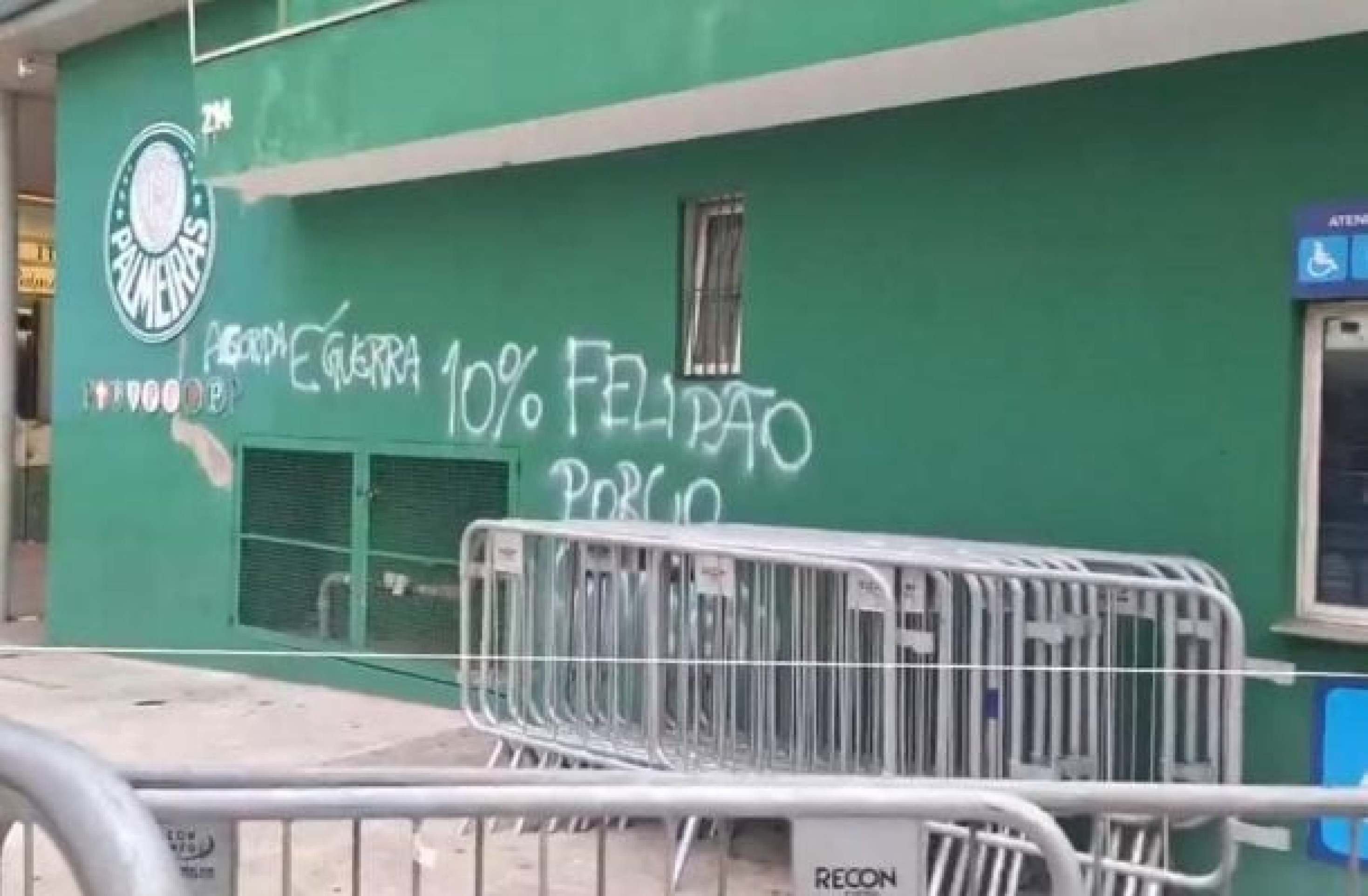 Torcida do Palmeiras protesta no Allianz e pede clima de guerra contra o Corinthians