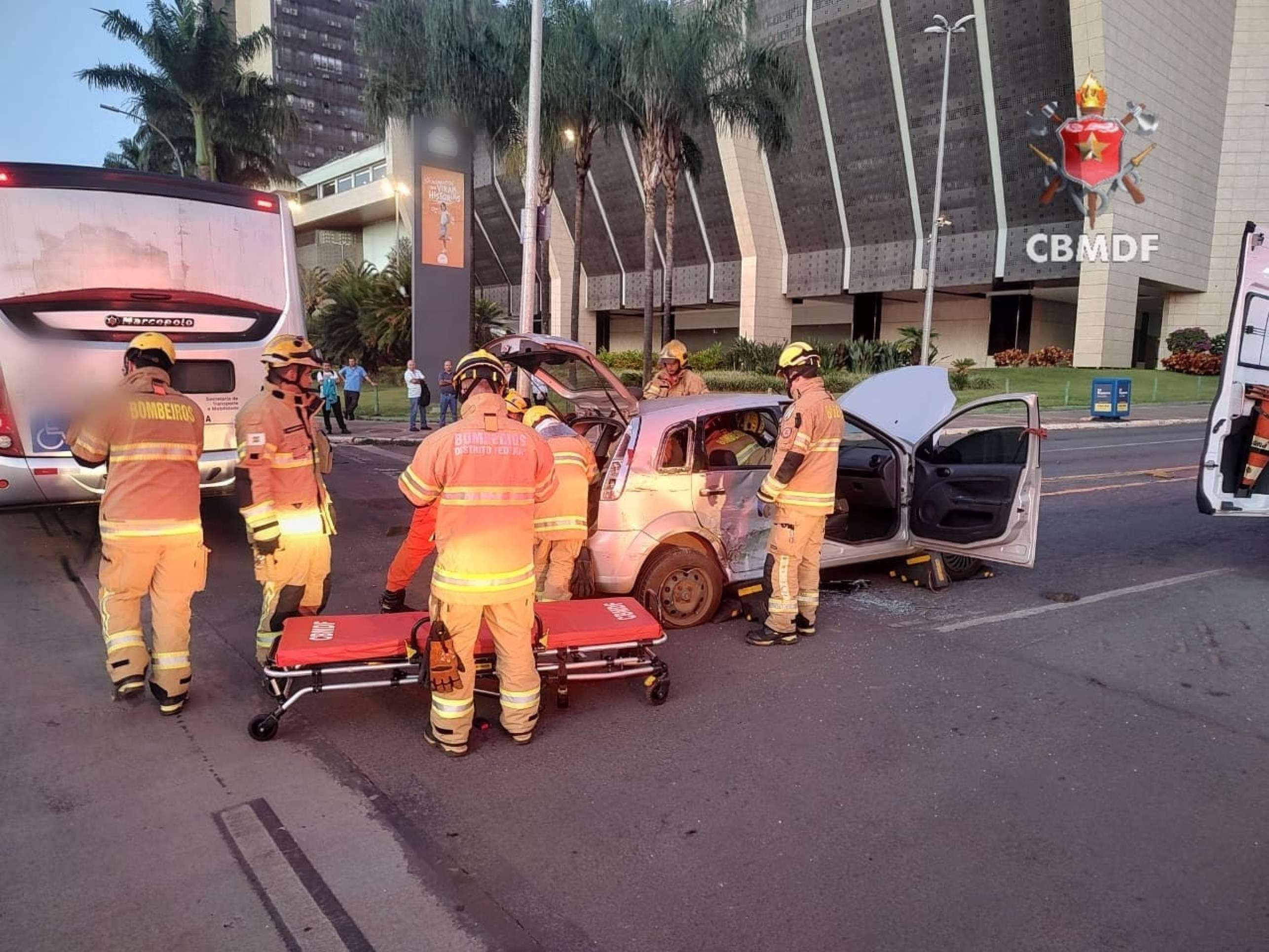 O motorista do carro foi levado ao Hospital de Base 