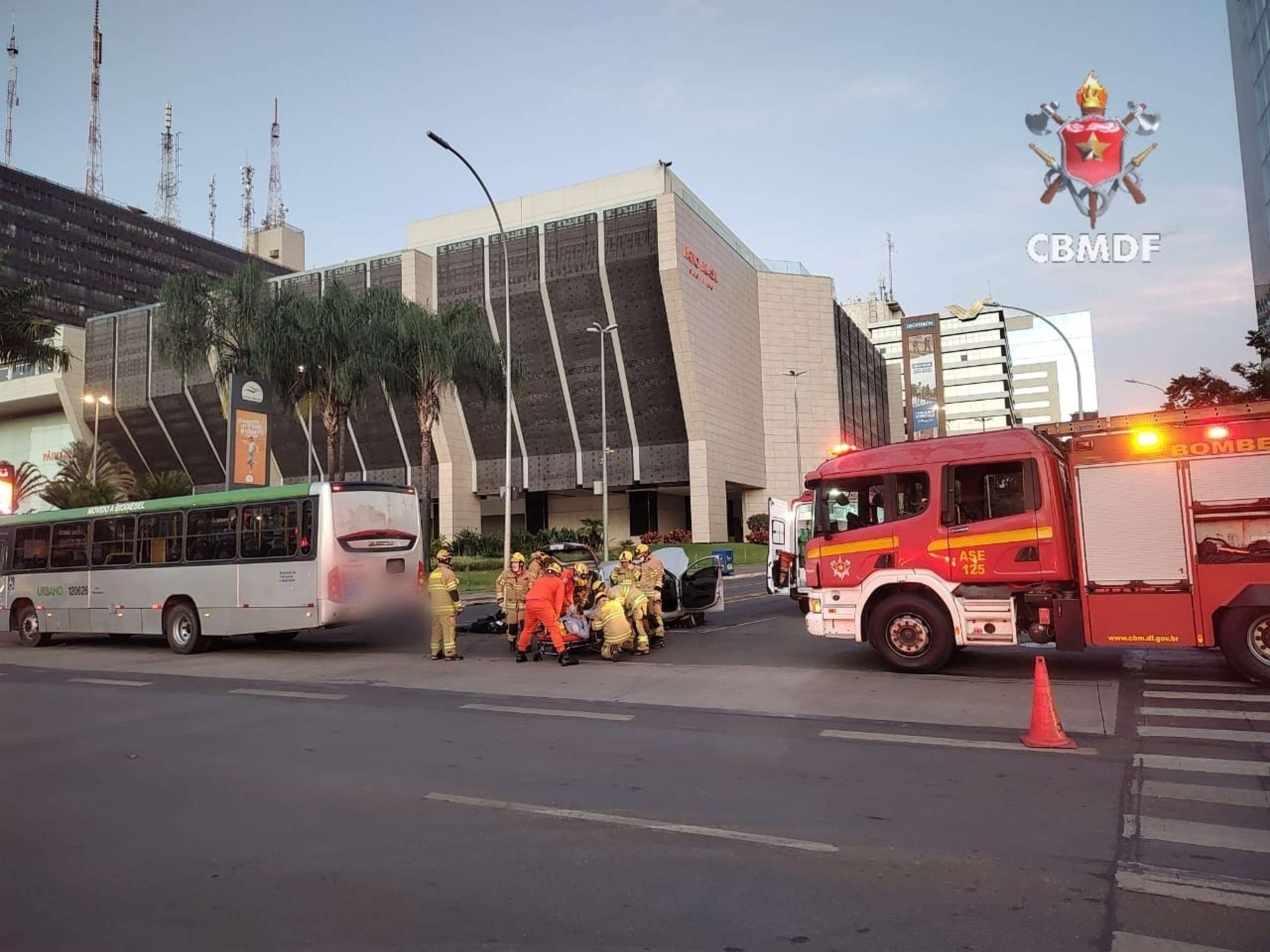 Acidente envolvendo carro e ônibus deixa um ferido na W3 Sul