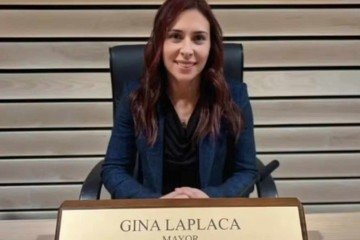Gina LaPlaca foi abordada pela polícia após quase provocar um acidente no trânsito  -  (crédito: Reprodução / Facebook)
