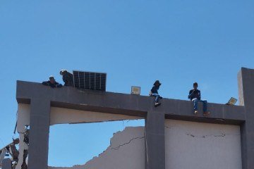 De acordo informações preliminares do CBMGO, quatro pessoas foram atingidas e estão sobre o teto -  (crédito: Reprodução/CBMGO)