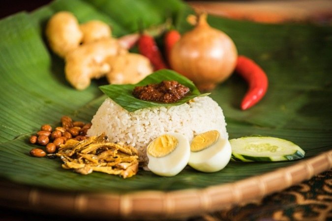 Nasi Lemak is a malay fragrant rice dish cooked in coconut milk and pandan leaf. It is commonly found in Malaysia, where it is considered the national dish. It is considered one of the most famous dishes for a Malay-style breakfast. However, because nasi lemak can be served in a variety of ways, it is often eaten throughout the day. - (crédito: Uai Turismo) Nasi Lemak is a malay fragrant rice dish cooked in coconut milk and pandan leaf. It is commonly found in Malaysia, where it is considered the national dish. It is considered one of the most famous dishes for a Malay-style breakfast. However, because nasi lemak can be served in a variety of ways, it is often eaten throughout the day. - (crédito: Uai Turismo)