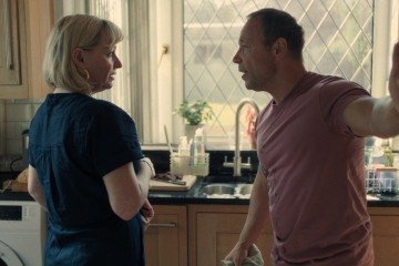 Christine Tremarco interpreta a mãe, Manda Miller, e Stephen Graham,o pai, Eddie Miller: desnorteados com a situação inusitada
    