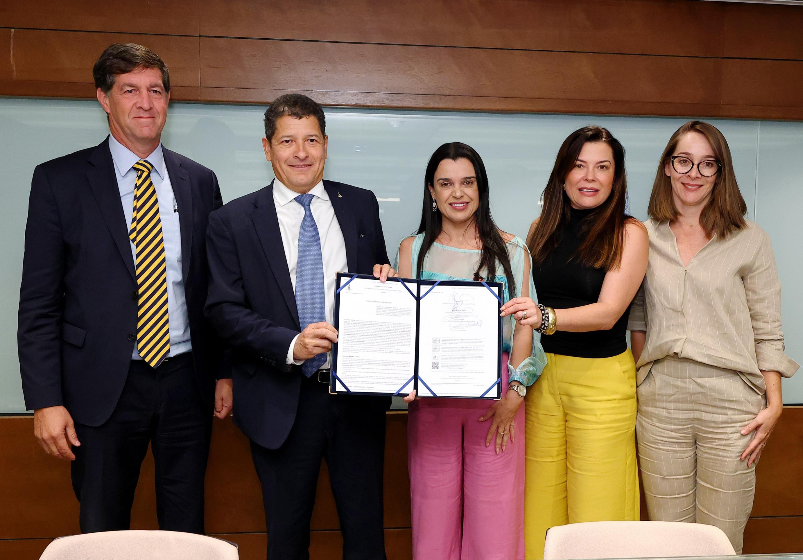  Vice-presidente institucional da Multiplan, Vander Giordano; secretário de Segurança Pública do DF, Sandro Avelar, secretárias da Mulher, Giselle Ferreira, e de Justiça e Cidadania, Marcela Passamani; e a superintendente do ParkShopping, Natália Vaz