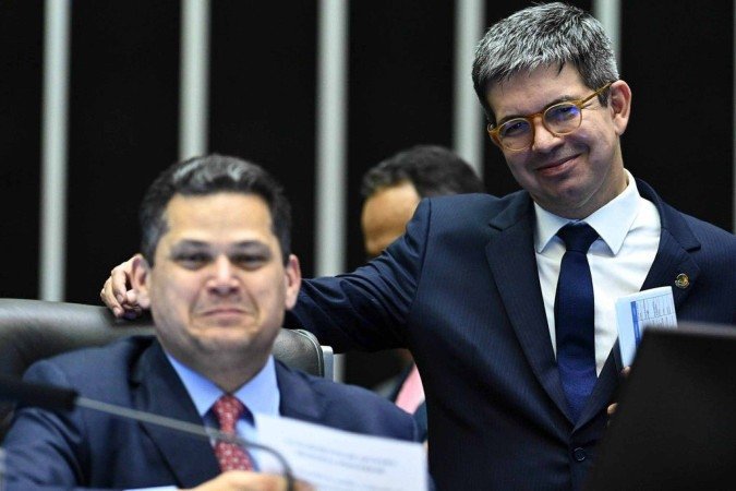 O presidente do Senado, Davi Alcolumbre (esq.) ao lado do líder do governo no Congresso, senador Randolfe Rodrigues (dir.) -  (crédito: Andressa Anholete/Agência Senado)