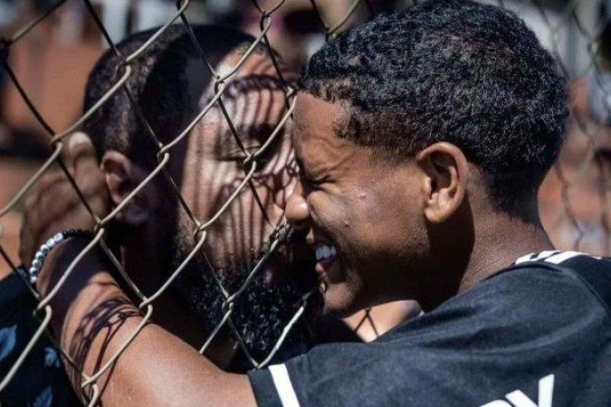 Gabriel Veneno, celebra um gol ao lado do pai. Jovem atacante tem história de superação, brilha na base do Galo - (crédito: Foto: Divulgação Atlético Mineiro) Gabriel Veneno, celebra um gol ao lado do pai. Jovem atacante tem história de superação, brilha na base do Galo - (crédito: Foto: Divulgação Atlético Mineiro)