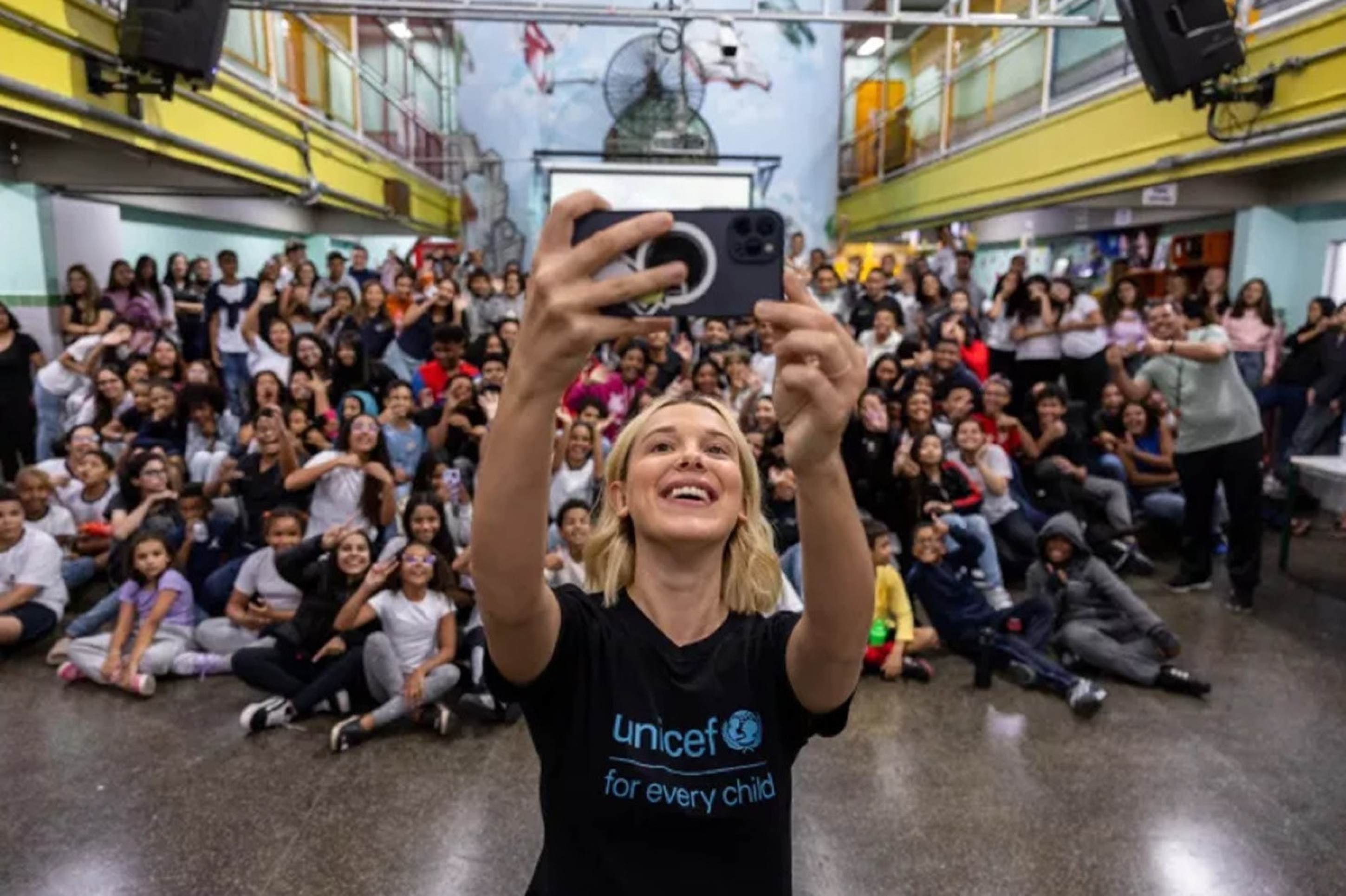Millie Bobby Brown visita escola em São Paulo durante ação do Unicef